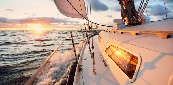 Bateau Naviguant Pleine Mer Coucher Soleil Vue Rapprochée Pont Mât Images De Stock Libres De Droits