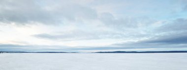 Gün batımında donmuş göl ve orman. Buz dokusu. Dramatik fırtına mavi gökyüzü, bulutlu manzara. Kış Harikalar Diyarı. Doğa, ekoloji, iklim değişikliği, eko-turizm, kararsız hava, küresel ısınma