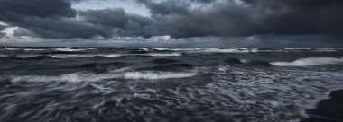 Fırtına Baltık deniz suyu yüzeyi kışın, uzun süre maruz kalıyor. Dalgalar ve su sıçramaları. Koyu deniz manzarası. Almanya