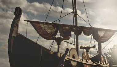 Eski tahta viking snekkja uzun gemi tipi, yakın plan. Denizcilik gemisi, uzun gemi, geleneksel zanaat, vintage, tarihi eser, geçmiş, tarihi canlandırma, İskandinav kültürü