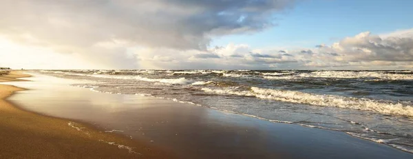 Färgglada Solnedgångs Moln Över Östersjön Cyklon Vintern Dramatisk Himmel Vågor — Stockfoto
