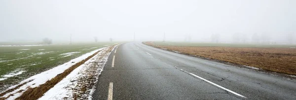 안개가 도로가 들판을 날카로운 방향으로 돌변하고 내린다 외로움 — 스톡 사진