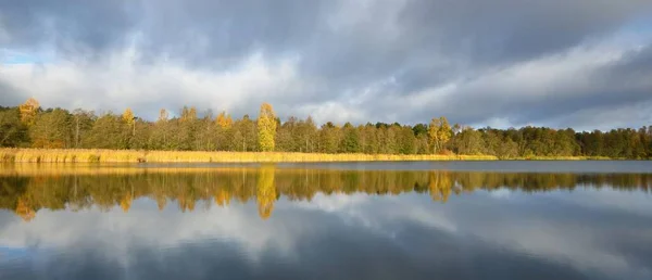 Panoramautsikt Över Skogssjön Dramatisk Himmel Vid Soluppgången Prydnads Färgglada Cumulus — Stockfoto