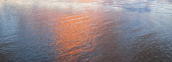 日落时的海滨 蓝蓝的天空 色彩艳丽的粉色云彩 柔和的光线 对称反射于水 自然镜 水面纹理 气候变化 Idyllic海景 — 图库照片