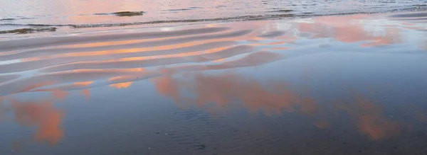 Havsstrand Vid Solnedgången Klar Blå Himmel Färgglada Glödande Rosa Moln — Stockfoto