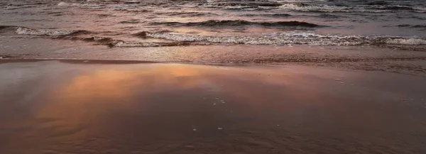 Havsstrand Vid Solnedgången Klar Blå Himmel Färgglada Glödande Rosa Moln — Stockfoto