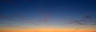 Açık gökyüzü, parlayan sirrus ve kümülüs bulutları fırtınadan sonra, yumuşak güneş ışığı. Dramatik gün batımı bulutları. Meteoroloji, hava, iklim, cennet, barış. Grafiksel kaynaklar. Resimli panoramik manzara