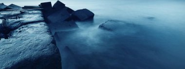 Dalgalar. Göz kamaştırıcı deniz manzarası. Uzun pozlama. Baltık Denizi, Riga Körfezi, Letonya. Panoramik resim