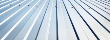 Gümüş depo duvarının alçak açılı görüntüsü. Metal kaplama, doku, yakın çekim