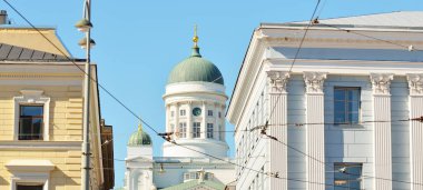 Helsinki Katedrali 'nin ve Finlandiya' daki tarihi binaların ve evlerin yakınlarında. Seyahat yerleri, ulusal dönüm noktaları, turistik yerler, Finlandiya kültürünün ve dinin sembolleri.