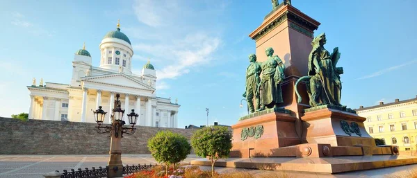 位于芬兰检疫区的科沃纳病毒 Covid 爆发前的空旷的参议院广场 赫尔辛基路德教会 亚历山大二世神像和政府宫特写镜头 — 图库照片