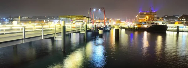 Una Vista Notturna Del Ponte Vuoto Illuminato Attraverso Canale Nessun — Foto Stock