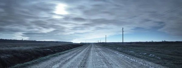 Verlichte Landelijke Weg Door Velden Blauw Licht Elektriciteitslijn Dramatische Schemering — Stockfoto