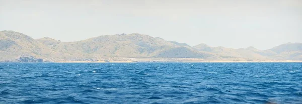 Klarer Blauer Himmel Mit Kumuluswolken Über Dem Mittelmeer Felsige Küsten — Stockfoto