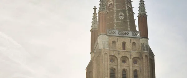 Niski Kąt Widzenia Kościoła Matki Bożej Historycznym Centrum Miasta Zachodzie — Zdjęcie stockowe