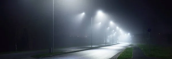 Autostrada Illuminata Vuota Una Nebbia Notte Primo Piano Del Cartello — Foto Stock