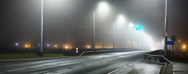Ένας Άδειος Δρόμος Μέσα Από Γέφυρα Μέσα Στην Ομίχλη Νύχτα — Φωτογραφία Αρχείου