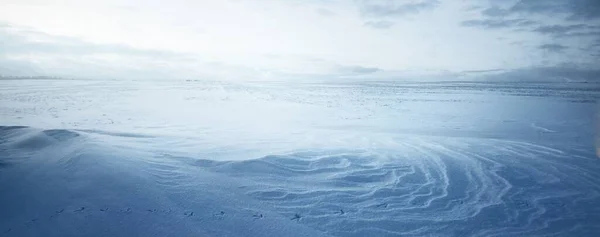 눈보라가 몰아친 파노라마처럼 펼쳐진 눈덮인 들판의 사람이 발자국을 남기는 얼어붙은 — 스톡 사진