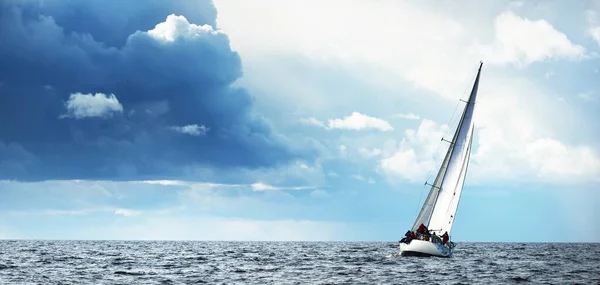 Segelyachtregatta Modernes Segelboot Rast Durch Die Wellen Dramatischer Himmel Vor — Stockfoto