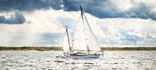 Gammal Dyr Vintage Trä Segelbåt Yawl Närbild Seglar Dramatisk Himmel — Stockfoto