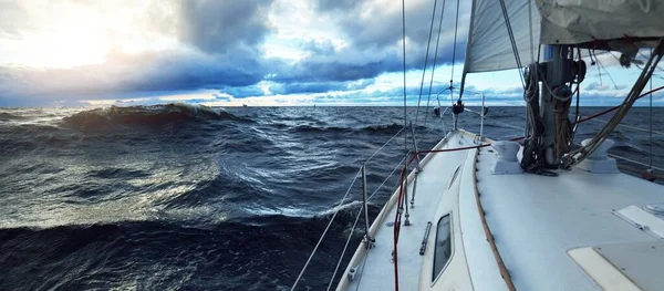 冬の日に開かれた海でヨットセーリング デッキから弓 マスト 帆へのクローズアップビュー 劇的な嵐の空 暗い雲 壮大な海の景色 ノルウェー — ストック写真