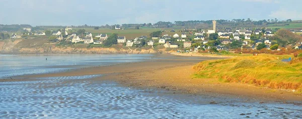 Casas Campo Árvores Costa Arenosa Baía Douarnenez Céu Azul Claro — Fotografia de Stock