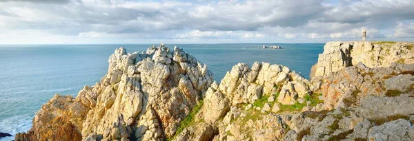 Pointe de Pen-Hir 'in kayalık sahili, uçurumlara yakın. Bulutlu mavi gökyüzü, masmavi su, fırtınalı dalgalar. Dramatik bulut manzarası. Crozon Yarımadası, Britanya, Fransa