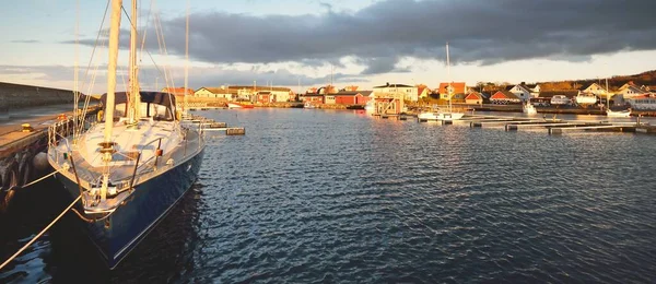 Blå Segelbåt Förtöjd Till Brygga Yacht Marina Vid Solnedgången Färgglada — Stockfoto