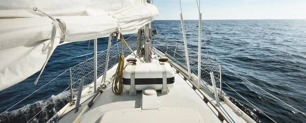 Iate Branco Navegando Mar Norte Após Tempestade Noruega Vista Perto — Fotografia de Stock