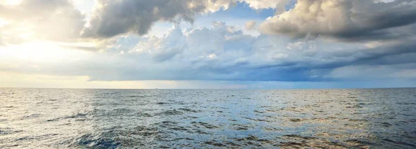 嵐の後 バルト海の海岸 劇的な日没の空 輝く雲 黄金の太陽 水しぶき 絵のようなパノラマの風景 雲の風景 自然環境生態学 — ストック写真