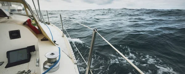 白いヨットは曇りの日に北海を航海します 暗い嵐の空の水の中に反映 ノルウェーのロガランド地方 スポーツ レクリエーション レジャー活動のテーマ — ストック写真