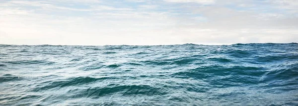 从帆船上俯瞰汹涌的北海 乌云密布的蓝天反射在水面上 戏剧化的云雾 挪威罗加兰地区 康乐活动 环境保护概念 — 图库照片