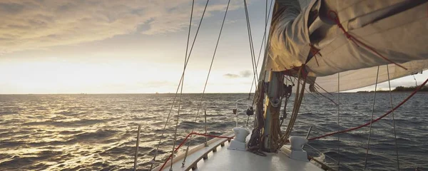 Jacht Vitorlázás Nyílt Tengeren Naplementekor Közelkép Fedélzetről Orrra Árbocra Vitorlára — Stock Fotó