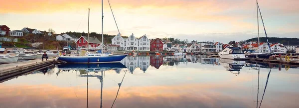 日落时 蓝色帆船停泊在游艇码头上 多彩的云彩 水面上的倒影 娱乐的主题 挪威南部的村庄 — 图库照片