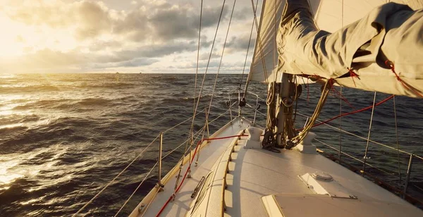 Яхт Пливе Відкритому Морі Заході Сонця Вигляд Зблизька Палуби Лук — стокове фото