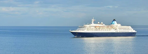 Navio Passageiros Navio Cruzeiro Navegando Mar Aberto Dia Claro Vista — Fotografia de Stock