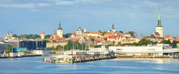 Tallinn Észtország Kikötőjében Horgonyzó Személyhajó Sétahajó Balti Tenger Épületek Látnivalók — Stock Fotó