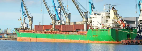 Limandaki Iskelede Vinçleri Olan Büyük Yeşil Bir Kargo Gemisi Riga — Stok fotoğraf