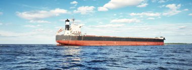 Baltık Denizi 'nden Letonya' nın Riga limanına giden büyük bir gemi gemisi. Yattan bir manzara. Genel kargo. Küresel iletişim, lojistik, endüstri, nakliye