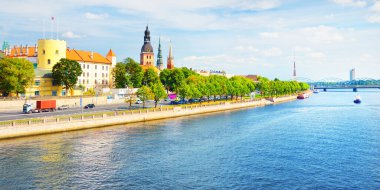 Riga eski kasabası ve Daugava nehri panoramik hava manzaralı. Arka planda köprüler ve televizyon kulesi. Letonya 'da yaz tatili. Ulusal dönüm noktası, kültür ve din, gezi teması