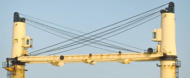 Cebelitarık Boğazı 'nda demirli büyük siyah yük vinci gemisi. Yattan bir manzara. Yaz Atlantik 'i İspanya ve Afrika' ya doğru gidiyor. Yük taşımacılığı, lojistik, endüstri, küresel iletişim teması