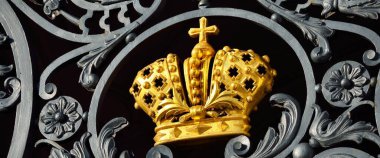 Kış Sarayı 'nın ön kapısında altın imparatorluk tacı. Saint Petersburg, Rusya. Tarih, sembol, ulusal dönüm noktası, gezi teması