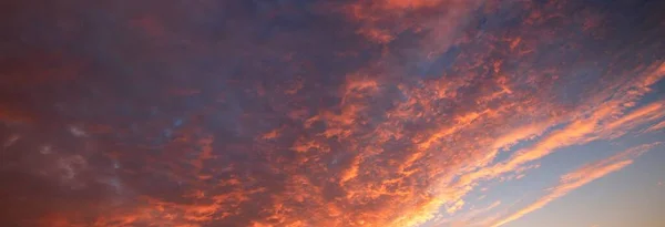 Heldere Blauwe Lucht Met Gloeiende Roze Gouden Wolken Storm Dramatische — Stockfoto