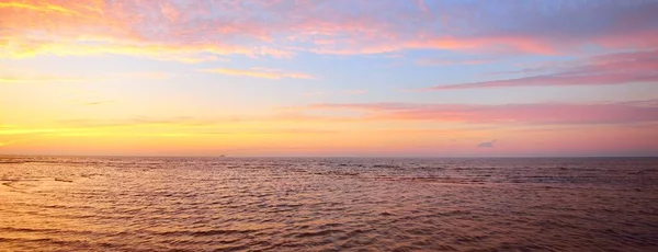 Kalme Water Van Oostzee Onder Kleurrijke Roze Zonsondergang Wolken Uitzicht — Stockfoto