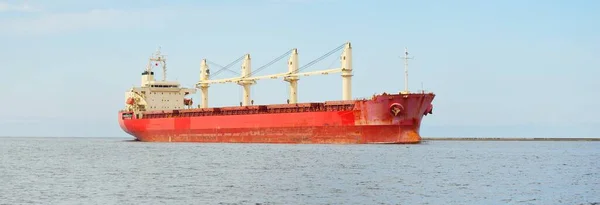 Grande Graneleiro Vermelho Navio Carga Com Guindastes Navegando Mar Aberto — Fotografia de Stock