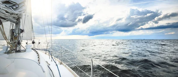 Біла Яхта Пливе Відкритому Морі Сонячний Літній День Вигляд Зблизька — стокове фото