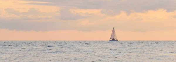 Epic Sunset Sky Baltic Sea Shore Sailing Boat Sloop Rigged — Foto de Stock