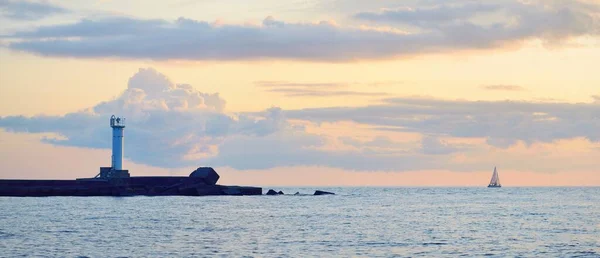 Epischer Sonnenuntergangshimmel Über Der Ostseeküste Leuchtturm Nahaufnahme Glühende Goldene Wolken — Stockfoto