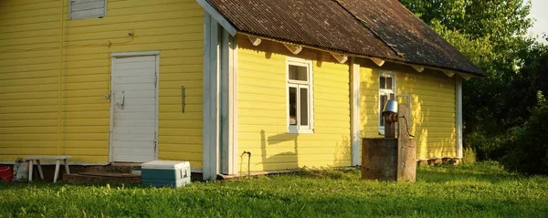 Amarillo Casa Madera Rústica Moderna Bien Viejo Primer Plano Bosque — Foto de Stock