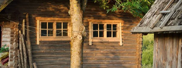 Una Antigua Casa Tradicional Madera Rústica Cabaña Madera Con Pequeñas — Foto de Stock